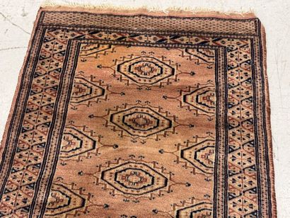 Small hand-knotted wool rug.
90 x 63 cm.