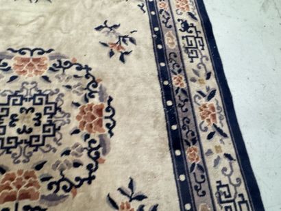 CHINA, 20th century.
Large decorative wool...