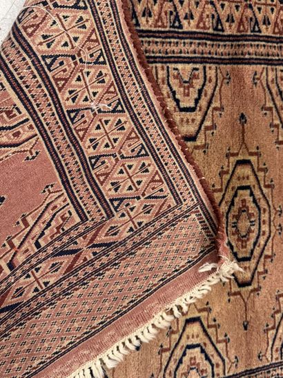 Small hand-knotted wool rug.
90 x 63 cm.
