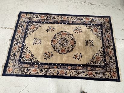CHINA, 20th century.
Large decorative wool...