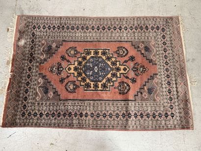 PAKISTAN, 20th century.
Hand-knotted wool...