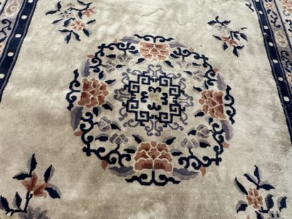 CHINA, 20th century.
Large decorative wool...