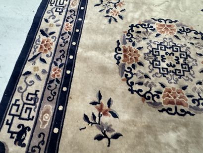 CHINA, 20th century.
Large decorative wool...