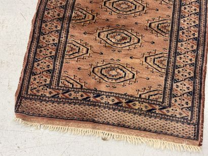 Small hand-knotted wool rug.
90 x 63 cm.