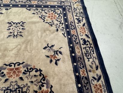 CHINA, 20th century.
Large decorative wool...