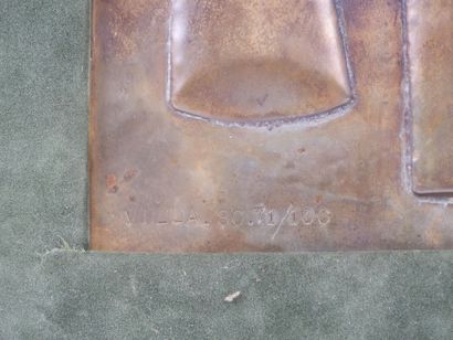VILLA (XXe). 
Sans titre. 
Plaque en laiton...