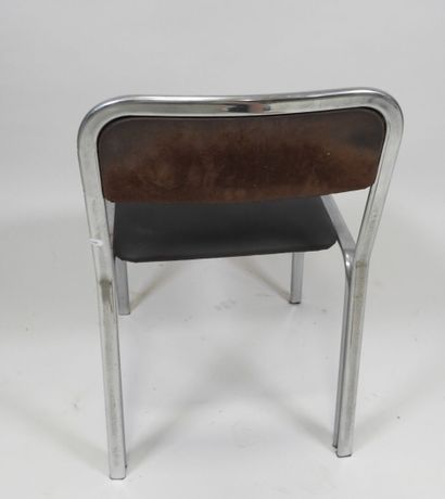 Suite de quatre chaises en métal chromé et...