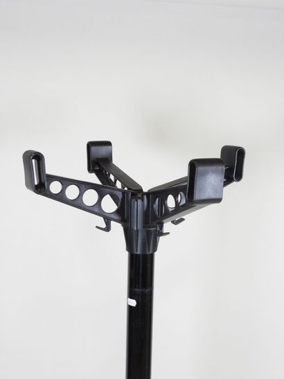 CAIMI (XXe).
Porte-manteau, la base circulaire...