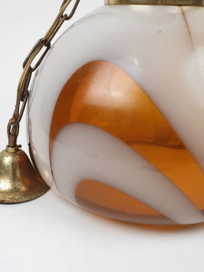 Suspension en verre teinté orange et rose.
Monture...