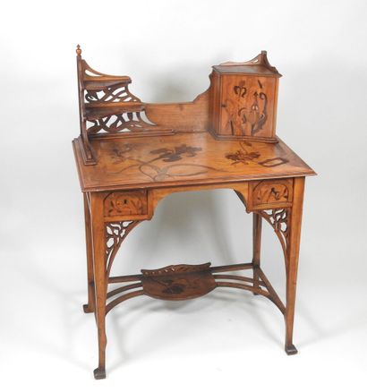 Bureau en bois et marqueterie de bois exotique,...