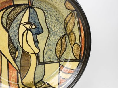 Grande coupe circulaire en céramique polychrome...