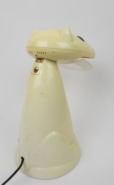 Lampe en plastique en forme de chien assis.
Fabrication...