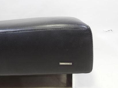 ROCHE BOBOIS. 
Banquette carrée en cuir noir...