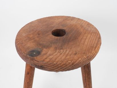 Tabouret de vacher tripode en bois sculpté...