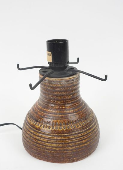 Pied de lampe en grès vernissé brun.
Travail...