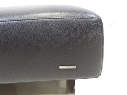 ROCHE BOBOIS. 
Banquette carrée en cuir noir...