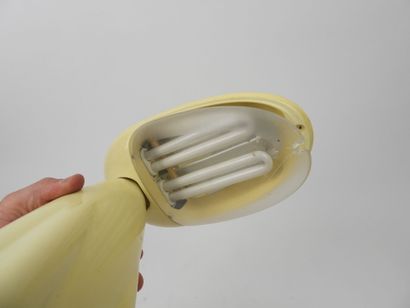 Lampe en plastique en forme de chien assis.
Fabrication...