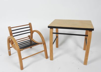 Bureau et chaise d'enfant en bois courbé...