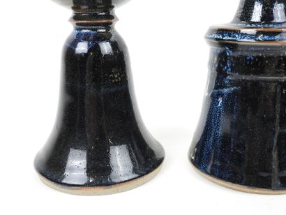 Deux vases soliflores en grès émaillé bleu.
Travail...