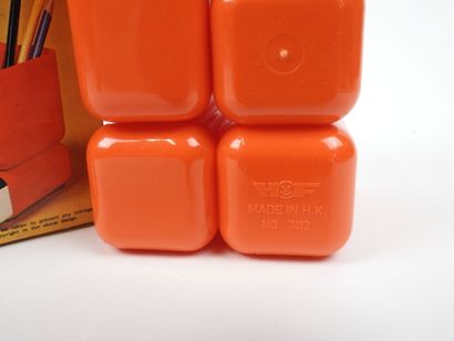 Pot à crayons en plastique orange et ouvrant...