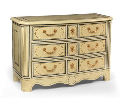 Maison ROMEO. 
Commode à façade galbée en...
