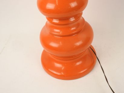 Lampe à poser en céramique orange.
Travail...