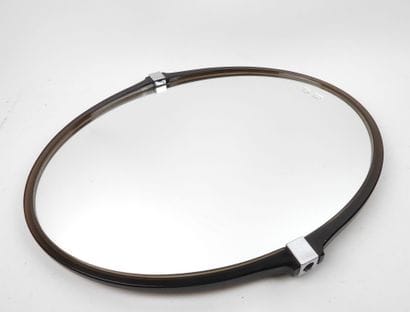 Miroir ovale en plastique marron.
Travail...