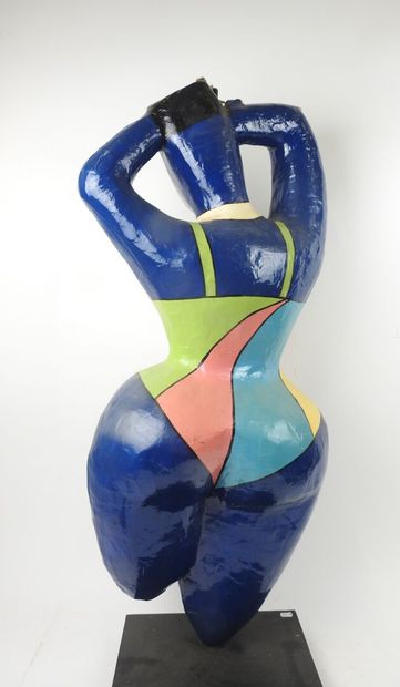 École du XXe.
Femme en papier mâché polychrome.
H.:...