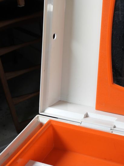 FLAIR HOLLAND - PRISUNIC éditeur. 
Coiffeuse...