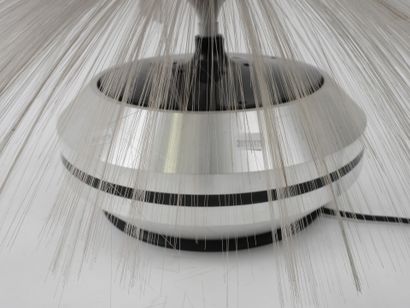Lampe fibres en métal chromé et plastique.
Travail...