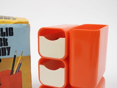 Pot à crayons en plastique orange et ouvrant...