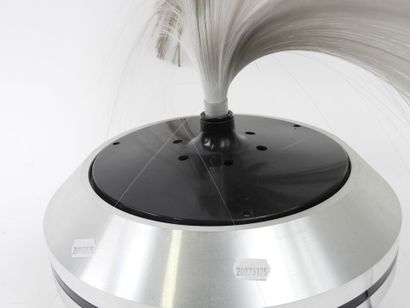 Lampe fibres en métal chromé et plastique.
Travail...