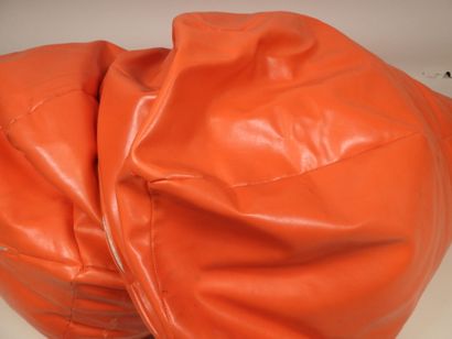 Deux poufs souples en cuir orange de forme...
