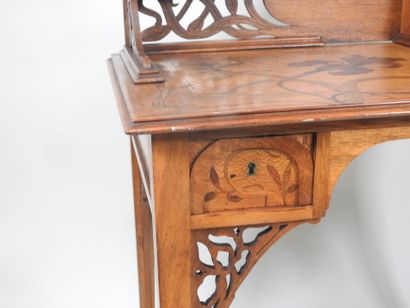Bureau en bois et marqueterie de bois exotique,...