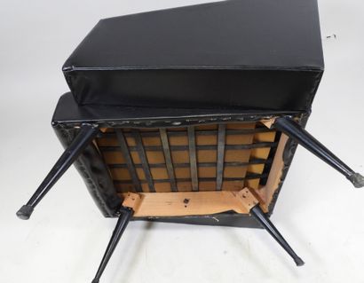Fauteuil en cuir noir et piètement en métal...