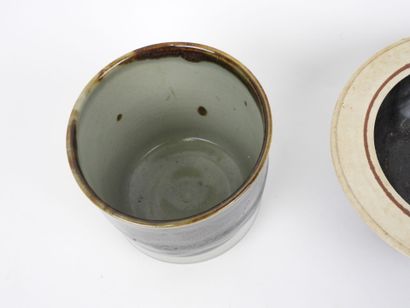 Coupe et pot en grès émaillé.
L'un monogrammé...
