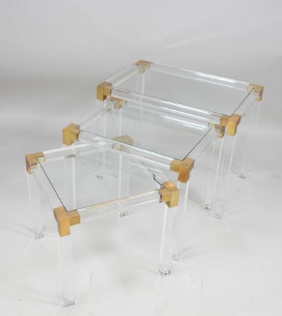 Suite de trois tables gigognes en plexiglas...