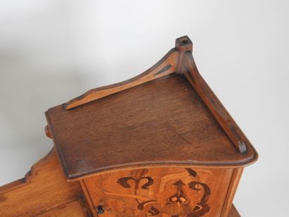 Bureau en bois et marqueterie de bois exotique,...