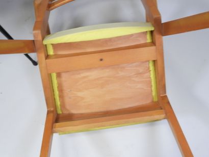 Lot comprenant un fauteuil en bois et skaï...