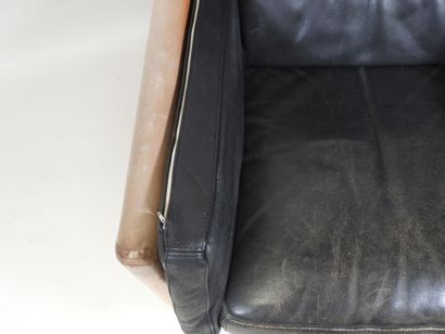 ROCHE BOBOIS.
Paire de fauteuils type CLUB...