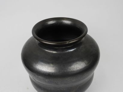 Vase renflé en céramique émaillé noir.
Travail...