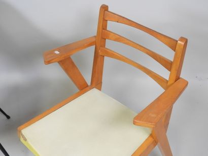 Lot comprenant un fauteuil en bois et skaï...