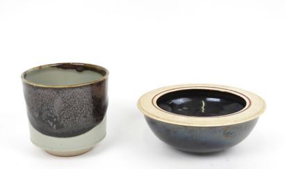 Coupe et pot en grès émaillé.
L'un monogrammé...