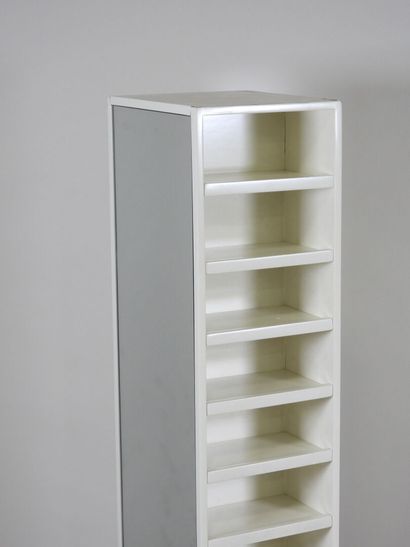 Meuble de présentation en bois laqué blanc...