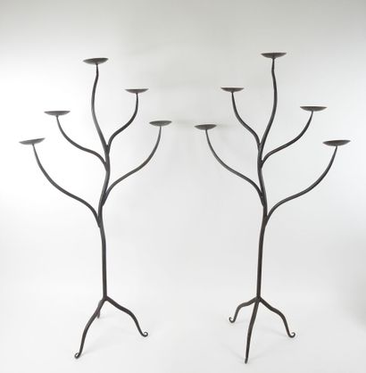 Deux grands chandeliers pouvant former paire...