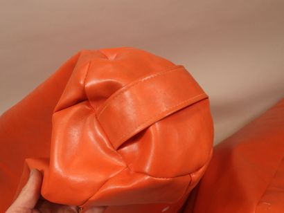 Deux poufs souples en cuir orange de forme...
