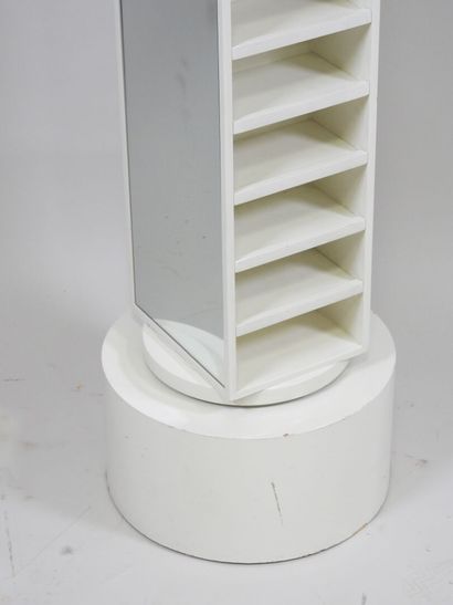 Meuble de présentation en bois laqué blanc...