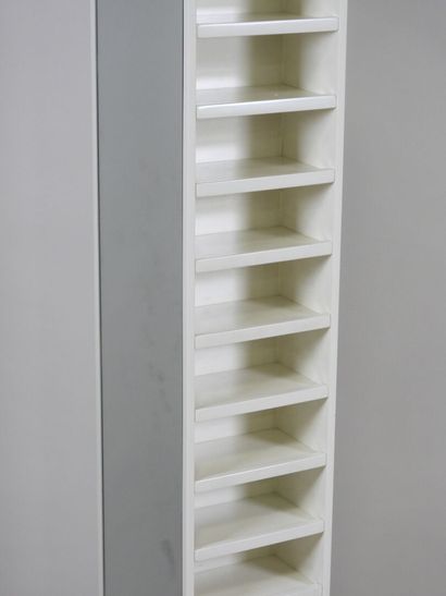 Meuble de présentation en bois laqué blanc...