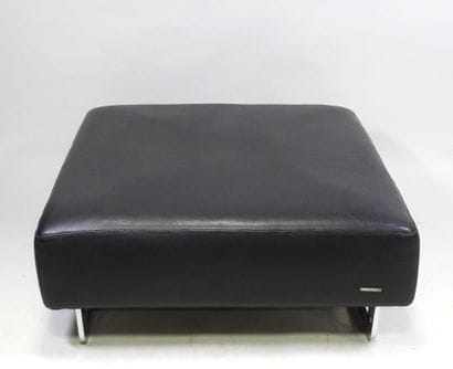ROCHE BOBOIS. 
Banquette carrée en cuir noir...