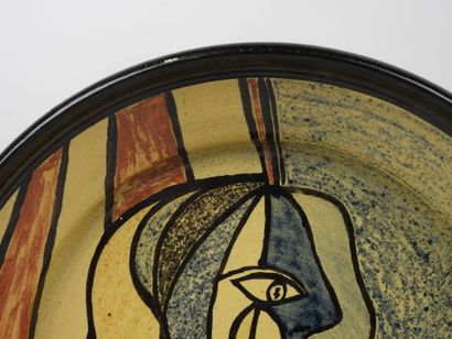 Grande coupe circulaire en céramique polychrome...